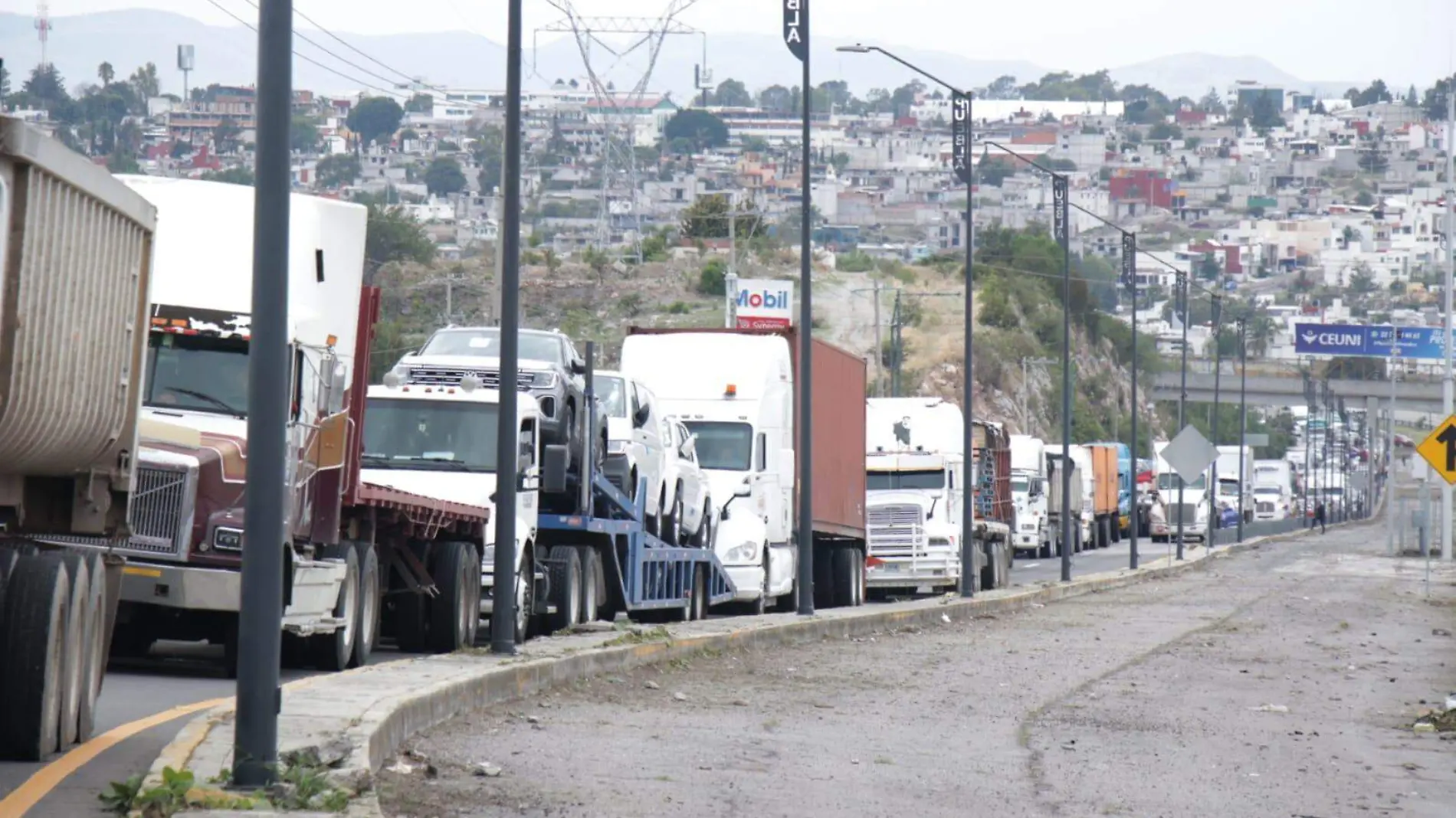 Colonos de Ampliación Santa Catarina bloquen por 3 horas tramo del Periférico